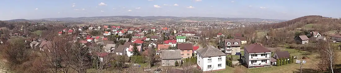 Fragment panoramy widokowej ze szczytu Skały z Krzyżem. Widoczne Nielepice i Wyżyna Olkuska