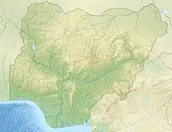 Mapa konturowa Nigerii, u góry nieco na prawo znajduje się punkt z opisem „źródło”, natomiast blisko górnej krawiędzi po prawej znajduje się punkt z opisem „ujście”