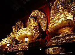 Trzy posągi w Sanbutsu-dō