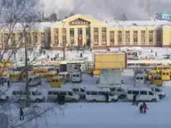 Marszrutki przy dworcu kolejowym w Niżnym Tagile (Rosja)