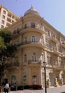 Czterokondygnacyjna kamienica przy ulicy Nizami