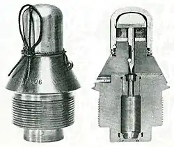 zapalnik uderzeniowy wykręcony z pocisku oraz jego przekrój
