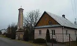 Obelisk z 1925 z wykutą w kamieniu kopią obrazu Leśniańskiej Matki Boskiej