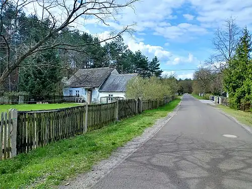 Stara zabudowa wsi i krzyż przydrożny