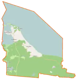 Mapa konturowa gminy Nowe Warpno, blisko lewej krawiędzi nieco u góry znajduje się punkt z opisem „port morski w Nowym Warpnie”