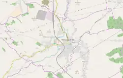 Mapa konturowa Nowogrodźca, w centrum znajduje się punkt z opisem „Ratusz w Nowogrodźcu”