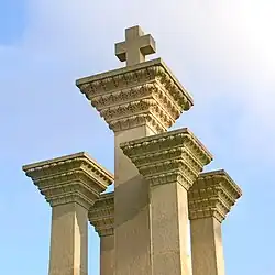 Kapitele pomnika głównego