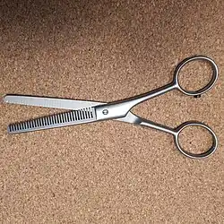 Nożyczki degażowe - powszechnie używane przez fryzjerów i groomerów.