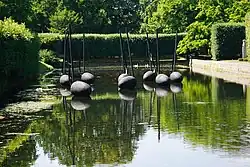 Instalacja artystyczna na wodzie w Parku Oliwskim