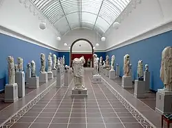 Widok ogólny galerii z rzeźbą antyczną