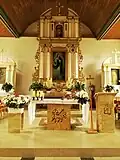 Ołtarz główny Wniebowzięcia Najświętszej Maryi Panny z tabernakulum, przed nim ołtarz posoborowy i ambona z 2016