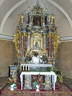 Ołtarz główny, w którym znajduje się cudowny obraz