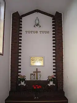 Ołtarz z tablicą pamiątkową.