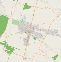 Mapa konturowa Ożarowa, w centrum znajduje się punkt z opisem „Parafia św. Stanisława”