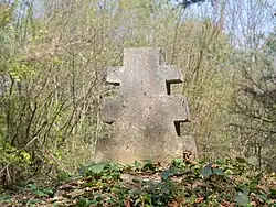 Pomnik na środku kopca