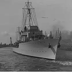 Kadłub niszczyciela „Wicher” w basenie stoczni, z wyposażeniem, ale bez uzbrojenia. Widok od dziobu z lewej burty.