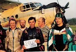 Przed wykonaniem 2000. skoku ze spadochronem (sierpień 1998)