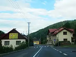 Domy przy głównej drodze