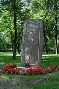 Obelisk „Wdzięczni Bogu“ znajdujący się przy świątyni