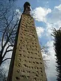 Obelisk w centrum wsi