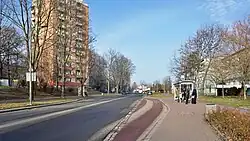 Ulica Obrońców Krzyża. Z lewej strony zabudowa osiedla Jagiellońskiego