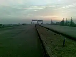 Widok w kierunku Konotopy, wiadukt nad torami PKP linii kolejowej nr 3 (listopad 2009)