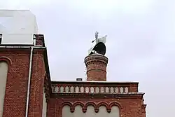 Komin z efektownym zwieńczeniem nad zespołem słodowni z suszarnią