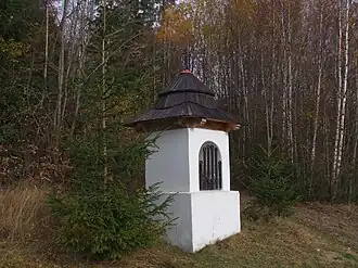 Kapliczka Jasińskich na skraju polany