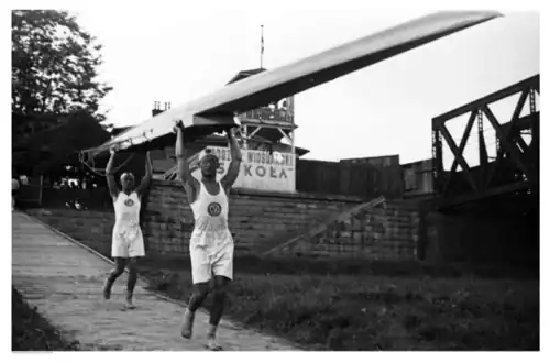 OsadaAZS Kraków na tle przystani O.W.S.K.