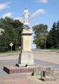 Statua NMP z 1906 przed kościołem