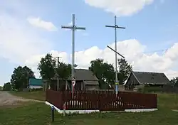 Przydrożne krzyże w centrum wsi