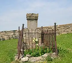 Ogrodzenie i fragment cmentarza przycerkiewnego