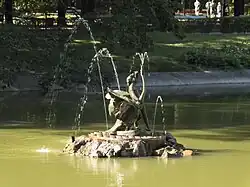 Rzeźba i fontanna „Chłopiec z łabędziem”