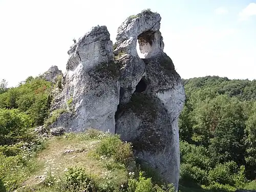 Otwór schroniska poniżej okna skalnego