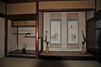 Po lewej chigaidana, po prawej tokonoma (między nimi filar toko-bashira)