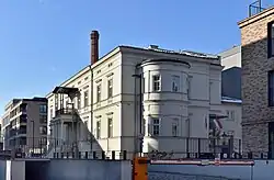 Dawny dom właścicieli browaru, potem jego administracja. Obecnie siedziba Konsulatu Generalnego Węgier