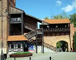 Zrekonstruowany pomost bojowy ze schodami