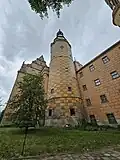 Widok na więżę zamku z zewnątrz