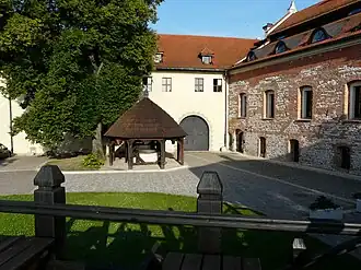 Dziedziniec ze studnią