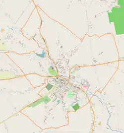 Mapa konturowa Opatowa, w centrum znajduje się punkt z opisem „Parafia św. Marcina”