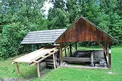 Warsztat z oprzyrządowaniem do wiercenia drewnianych rur wodociągowych