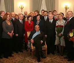 Jolanta Szczypińska podczas wręczania przez prezydenta Lecha Kaczyńskiego Orderu Orła Białego profesorowi Zbigniewowi Relidze (18 grudnia 2008)