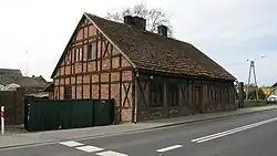 Budynek stojący przy szosie