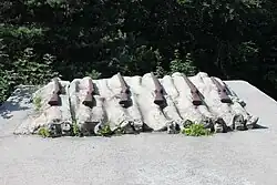 Postacie z karabinami na dole instalacji