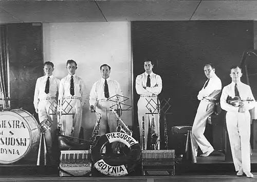 Zdjęcie przedstawiające Romana Zarembę wraz z Orkiestrą M/S Piłsudski