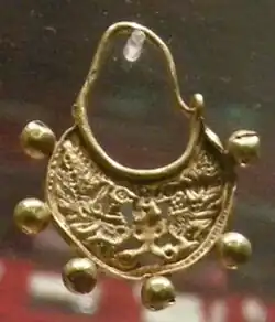 Złoty, bizantyński kolczyk z motywem Drzewa Życia i dwoma pawiami (VI-VII w., Museo civico medievale, Bolonia).