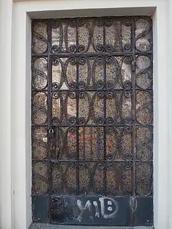 os. Centrum A 5Oryginalna nowohucka krata w drzwiach na osiedlu