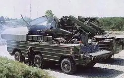 Załadunek rakiet na samobieżną wyrzutnię rakiet przeciwlotniczych 9K33 Osa przez wóz STZ