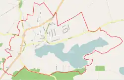 Mapa konturowa Osiecznej, po lewej znajduje się ikonka zamku z wieżą z opisem „Zamek w Osiecznej”