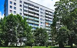 Wnętrze osiedla, blok przy ul. Na Błonie 3